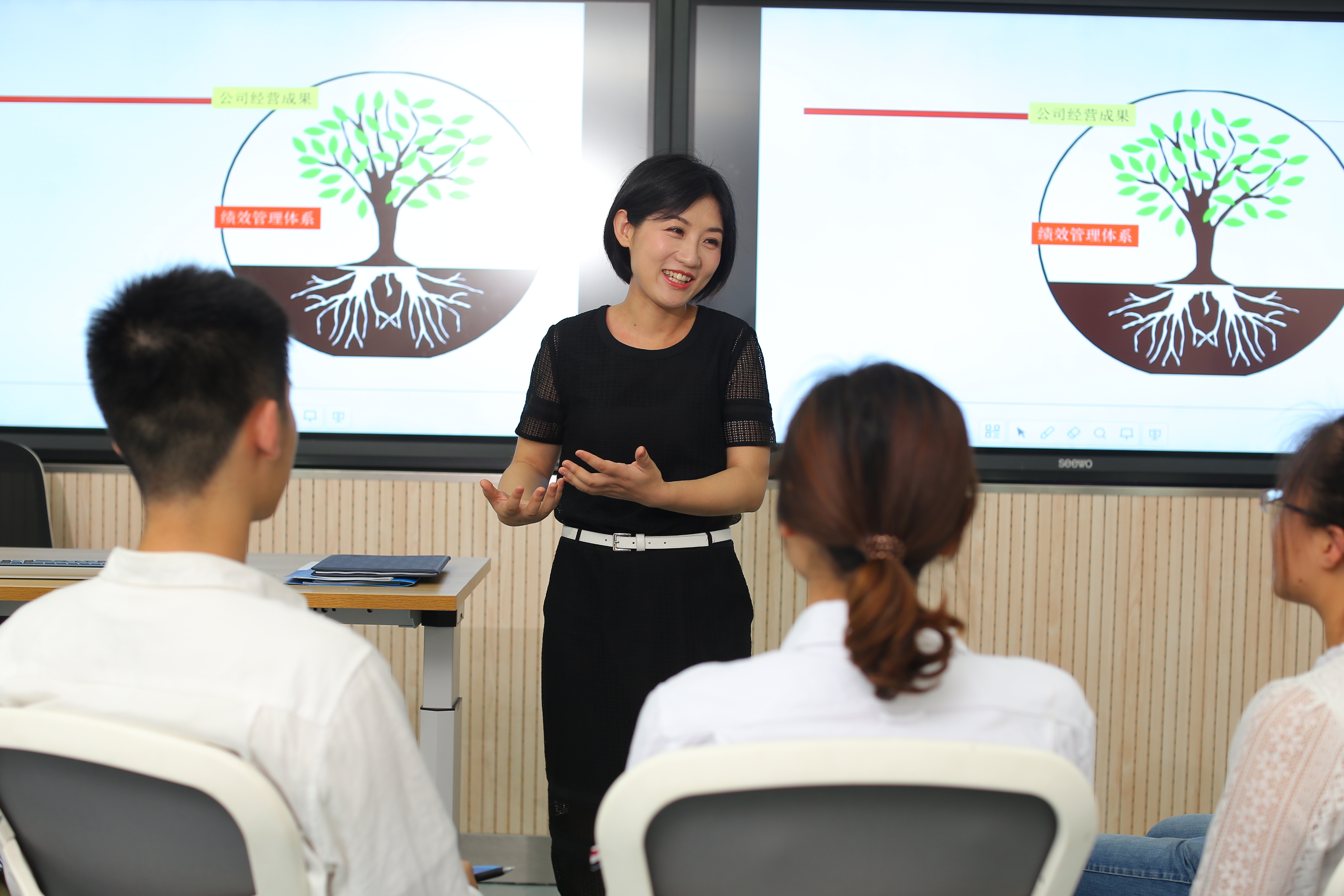 浙大管院财务与会计学系教师在授课。图片由体育外围平台APP提供.jpg