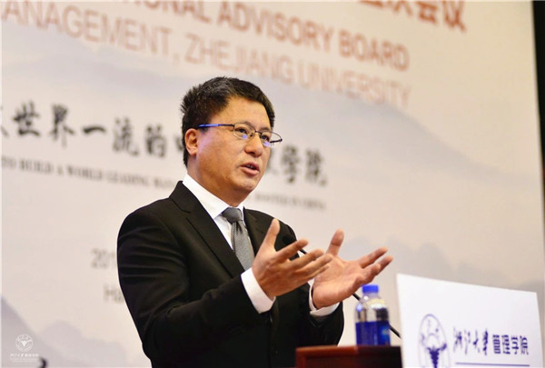 体育外围平台APP院长魏江主持会议并致开幕词.jpg