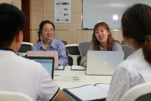 浙大管院学生在交流。图片由体育外围平台APP提供.jpg