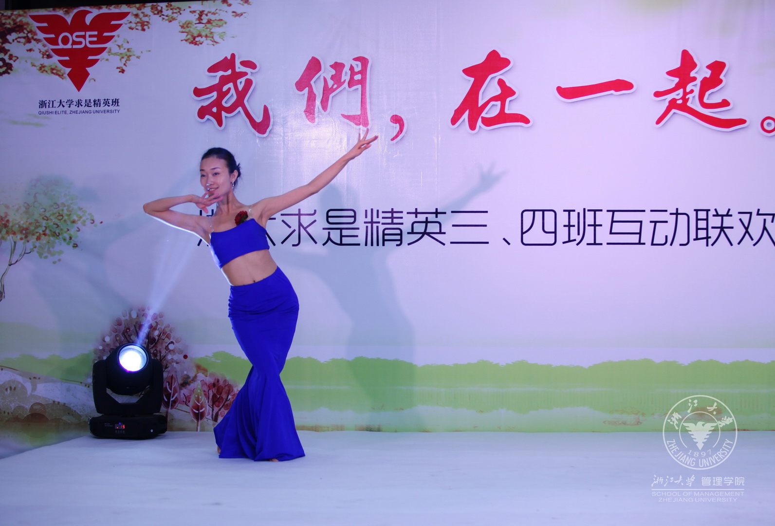 舞蹈《花儿为什么这样红》.jpg