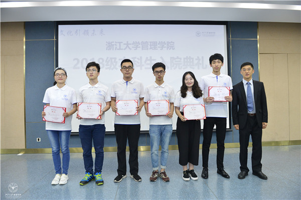 体育外围平台APP党委学工部副部长吴子贵为学生指导员颁发聘书 (2).jpg