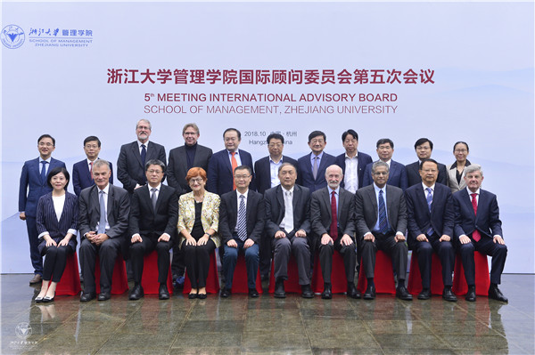 体育外围平台APP代表与中外委员合影.jpg